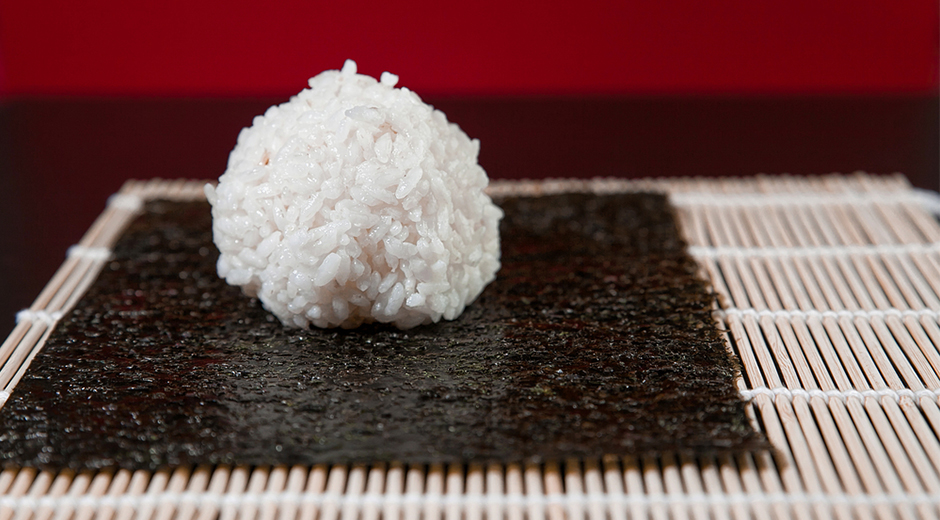 https://www.tefal-me.com/medias/tefal-Tips-to-prepare-the-best-sushi-rice.jpg?context=bWFzdGVyfGltYWdlc3wzNzUwODR8aW1hZ2UvanBlZ3xpbWFnZXMvaDkxL2g3Ni8xMzA1MzYyMDgxMzg1NC5qcGd8NjAxYmMzMWVjZmRiMTc1ZTMzYWM2MmQ5NWViODlmNjRiYjEyMmFlZmI0YWRkMDNkNzQ2MjUyNjQwNmYwZGU0MQ